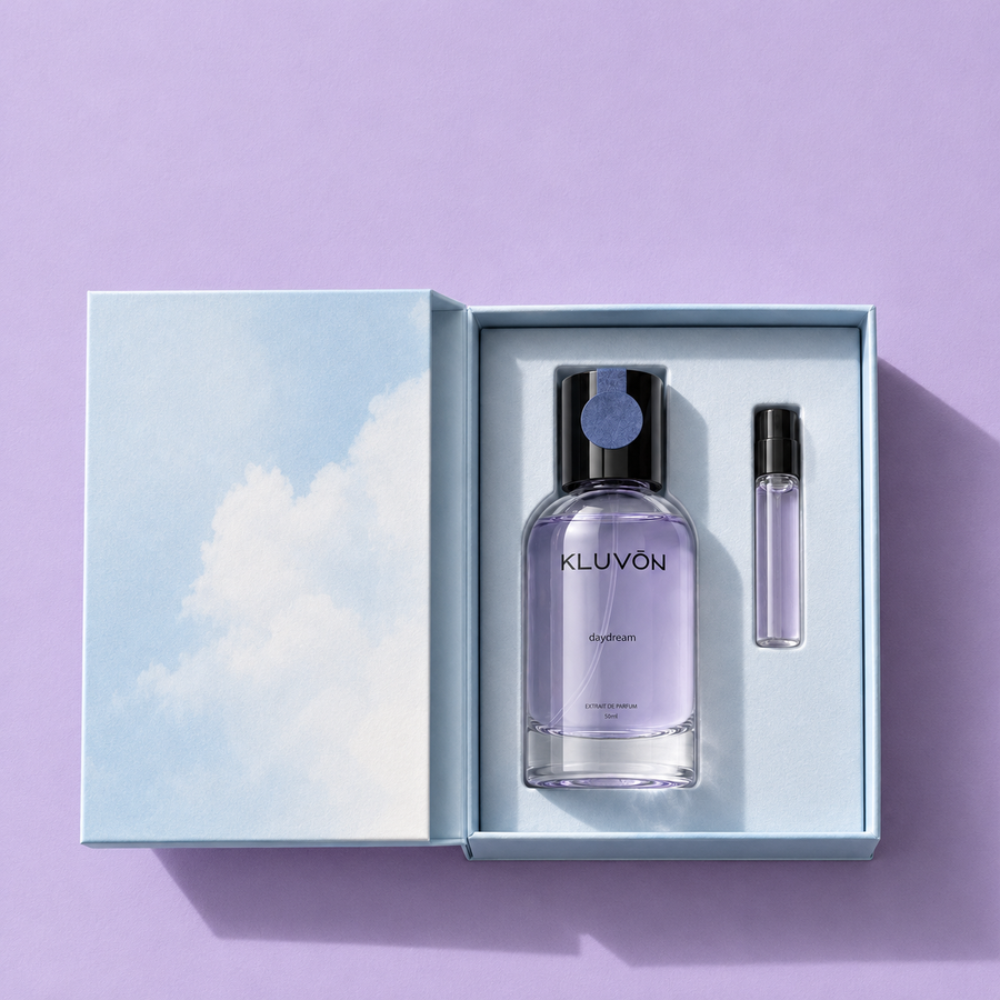 Åben Kluvón-æske med den forseglede 50 ml-flaske og 2,5 ml testeren ved siden af